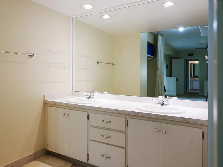 1700 Embassy Dr #504 — Photo 15
