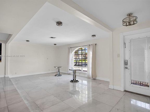 4th image of 612 SE 8th Ave