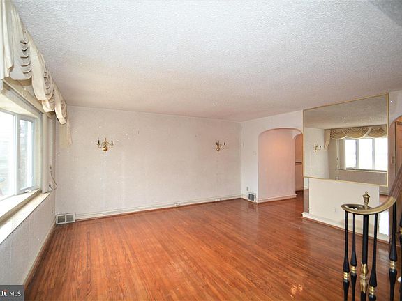 4th image of 2824 Belmont Ave