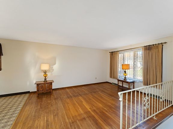 5th image of 6 Sharon Pkwy