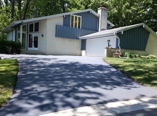 W242N6327 Oak Dr, Sussex, WI 53089