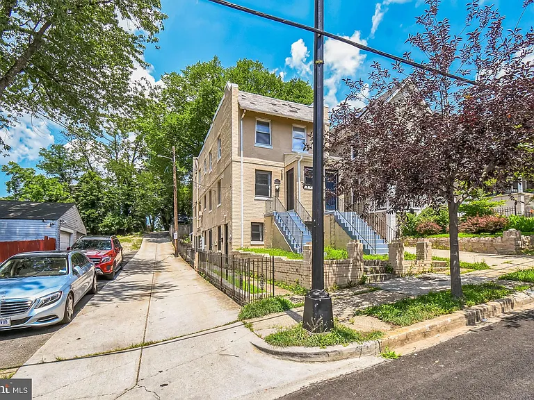 1608 W St SE — Photo 1