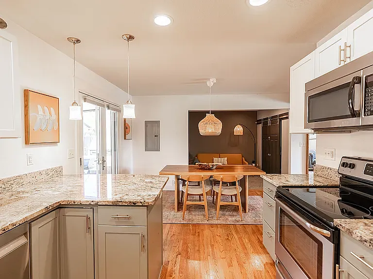 6 bed, 2700 sqft, $5,500 — Photo 2