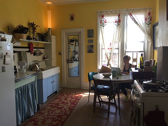2nd image of 216 Suydam St APT 3R