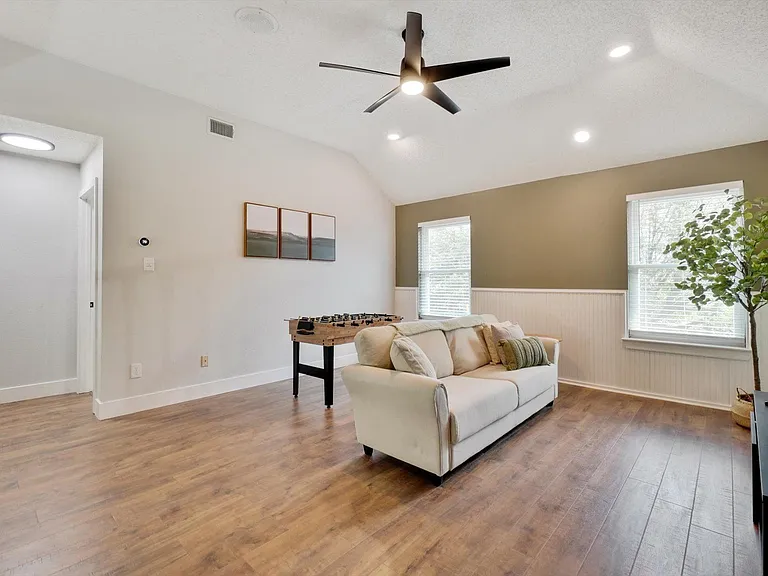2200 Glenbrook St — Photo 14