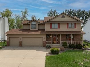 2325 Wolf Creek Trl, Hiawatha, IA 52233