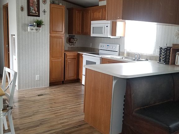 5th image of 132 Silverpeak Dr