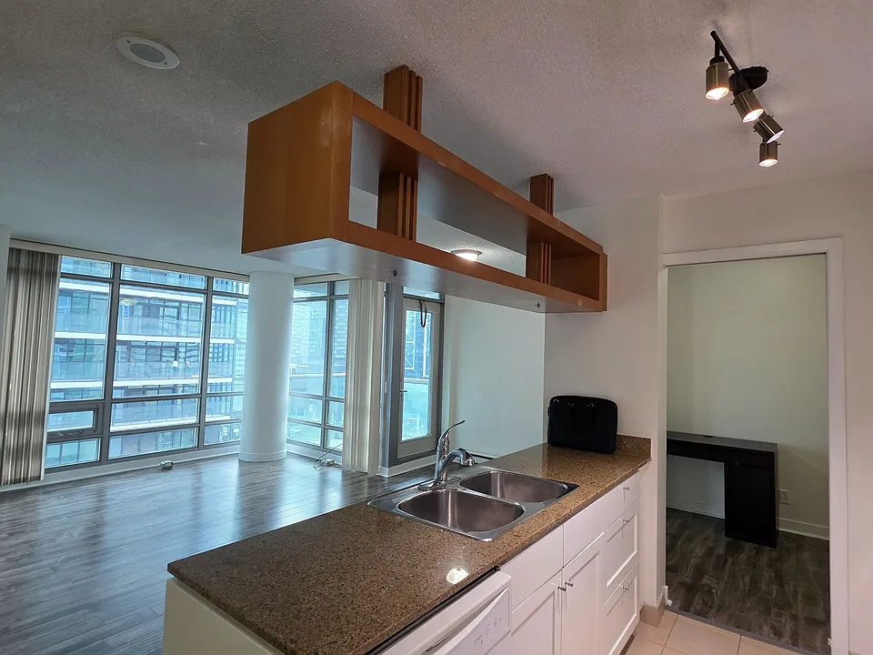 81 Navy Wharf Ct #2108