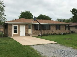 118 W Whitewright Rd, Savoy, TX 75479