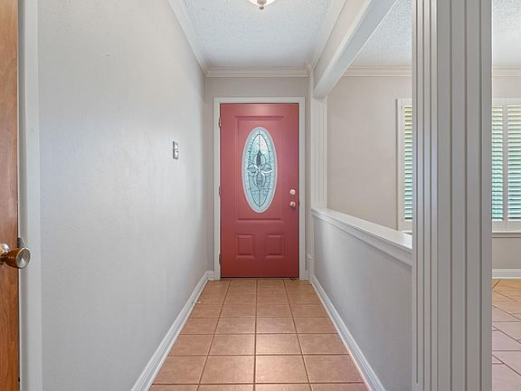 3rd image of 905 W 6th St