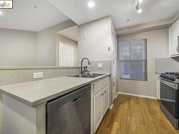 5th image of 220 Caldecott Ln Unit 112
