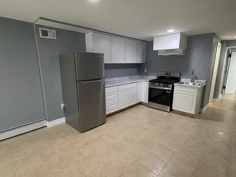 819 Hollywood Ave #1B — Photo 2
