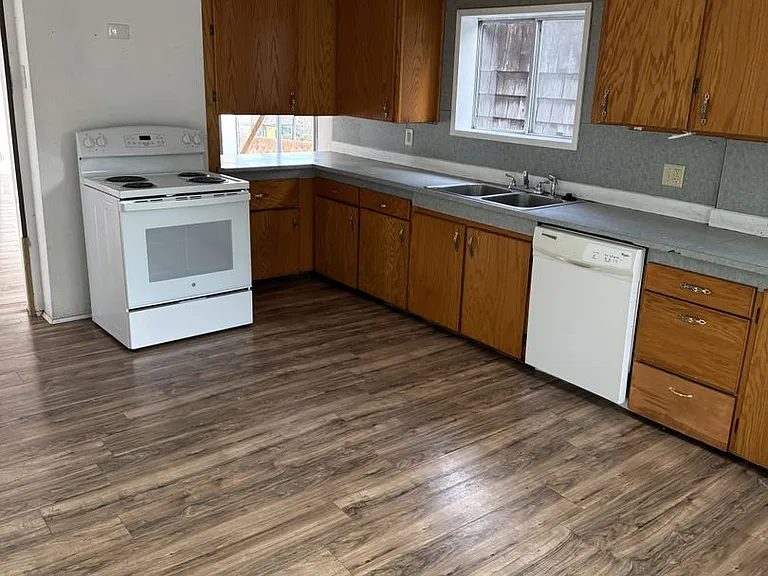 905 Ingersoll Ave — Photo 3