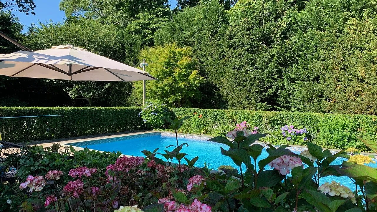 Beautiful Hampton Bays Home, South of the Highway, Pool & Spa — Photo 2
