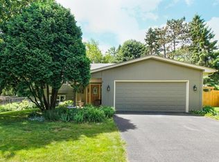 1292 Nursery Hill Ln, Arden Hills, MN 55112
