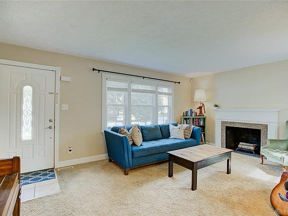 4th image of 60 Laura Ave