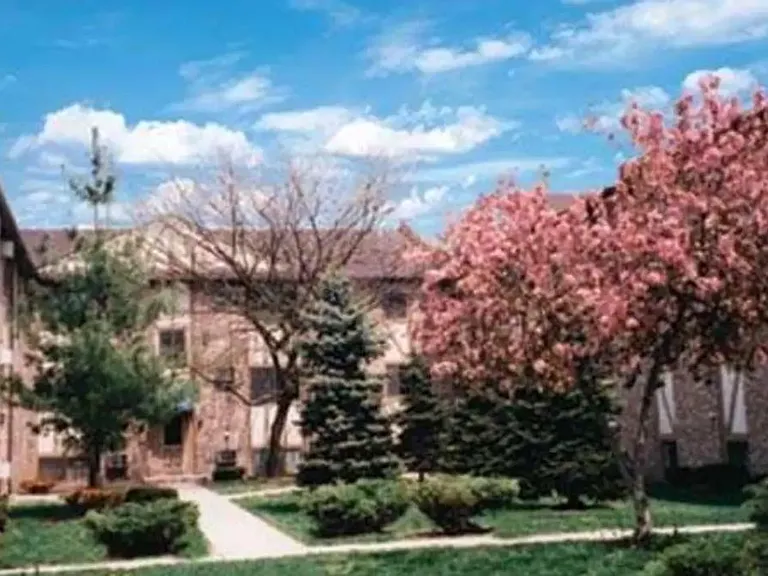 Courtyard Apartment Homes — Photo 8