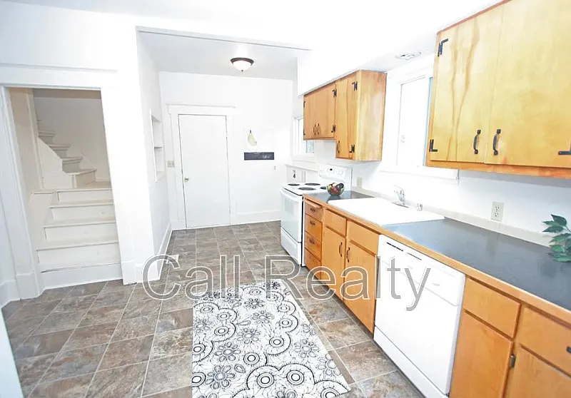 4 bed, 1.0 bath, 2096 sqft, $2,000 — Photo 4