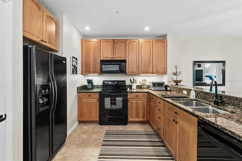 3 bed, 2.0 bath, 1377 sqft, $2,400 — Photo 4