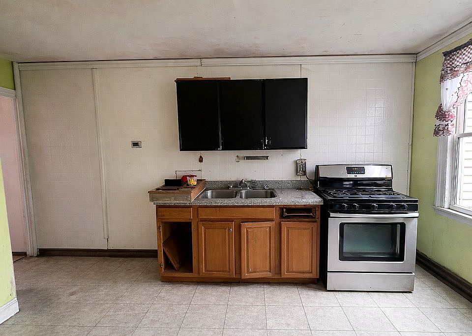 2nd image of 815 Spruce St