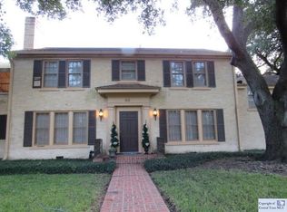 921 E College St, Seguin, TX 78155