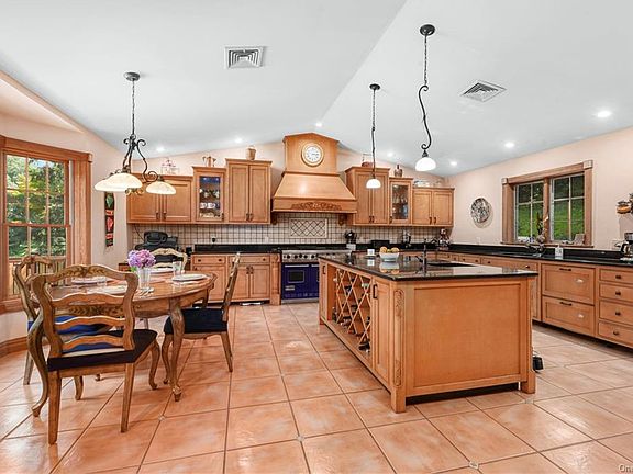 3rd image of 49 Roosevelt Dr