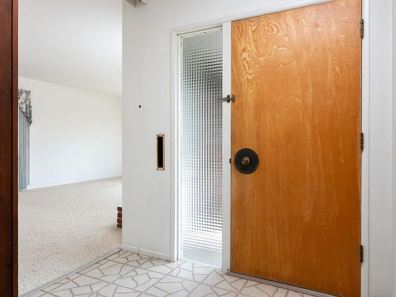 4th image of 409 Sierra Dr