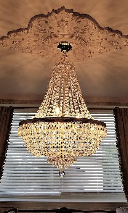 Chandelier & Medallion LV RM