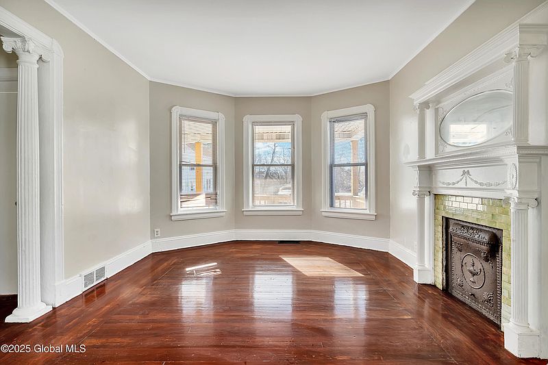 3rd image of 827 Strong Street