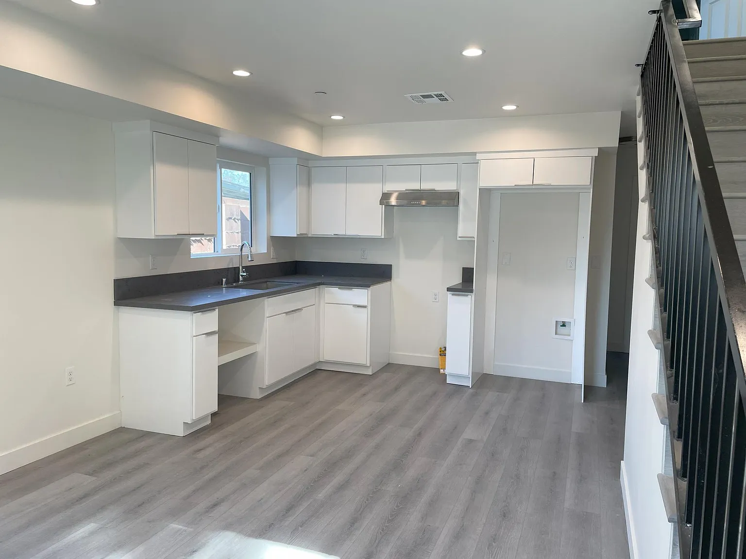 3 bed, 1175 sqft, $2,990 — Photo 2