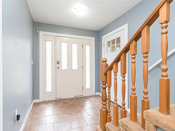 4th image of 2299 Macfarlane Cres