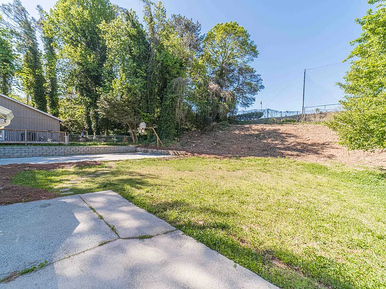 594 Harvard Dr — Photo 3