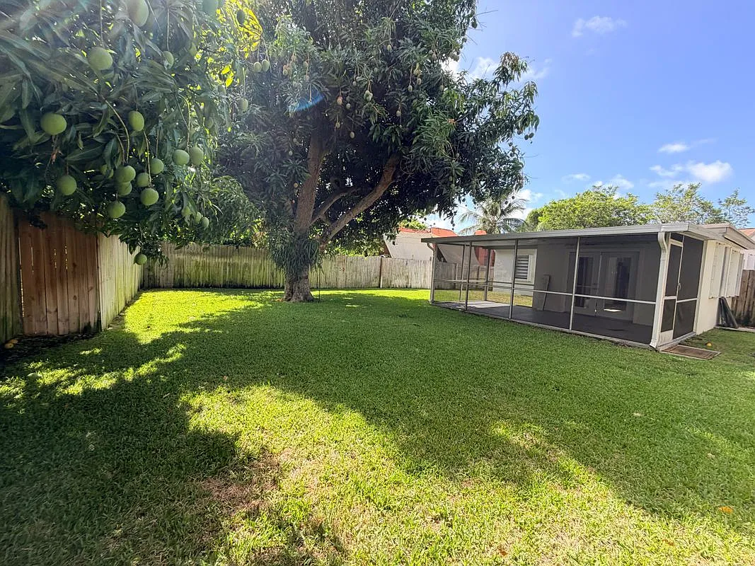 3 bed, 1.0 bath, 988 sqft, $2,850 — Photo 2
