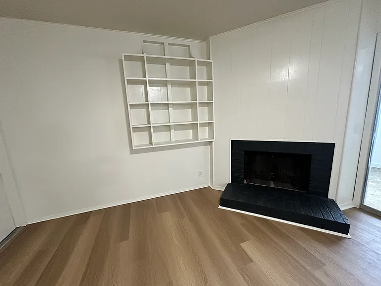 233 Robin Hood Trl — Photo 10
