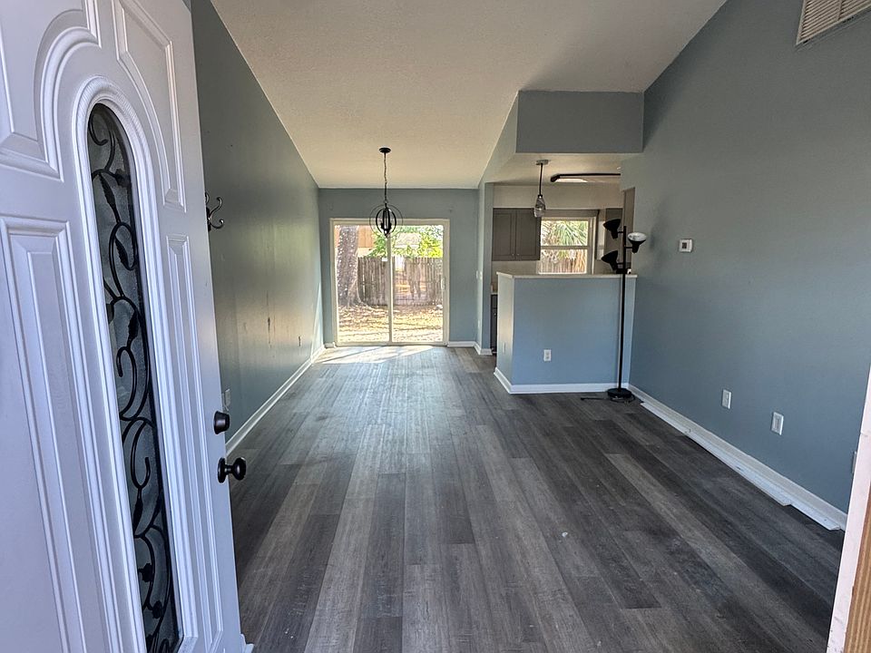 1st image of 965 Lake Ln