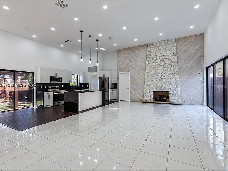 601 Leslie Dr — Photo 15