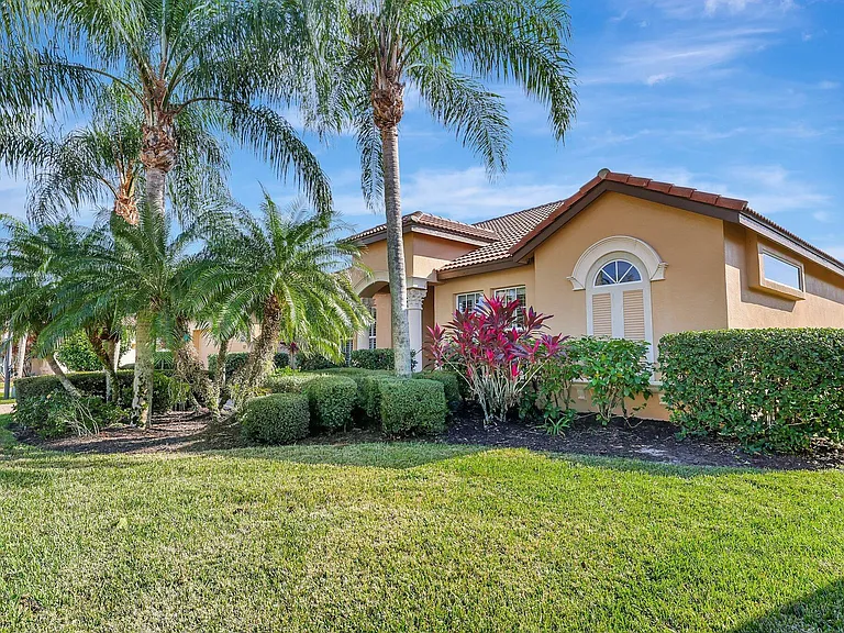 827 SW Grand Reserves Blvd — Photo 2