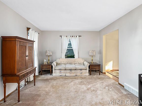 3rd image of 1041 Walwood Dr NE