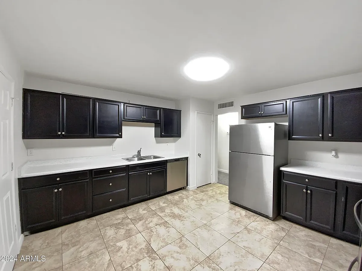 Kitchen - 1024 W 10th St