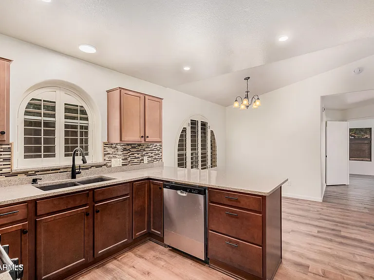 1028 W Butler Ct — Photo 12