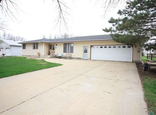 94 Dewey Ave, Chancellor, SD 57015