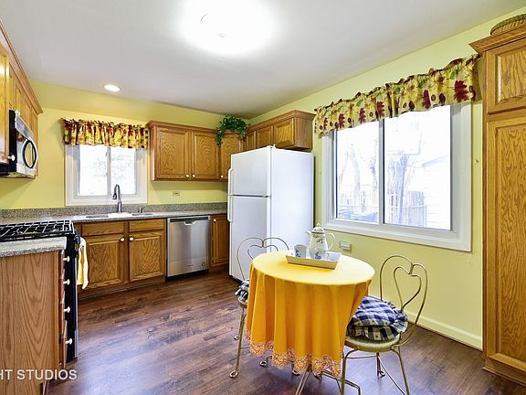 4th image of 638 W James St