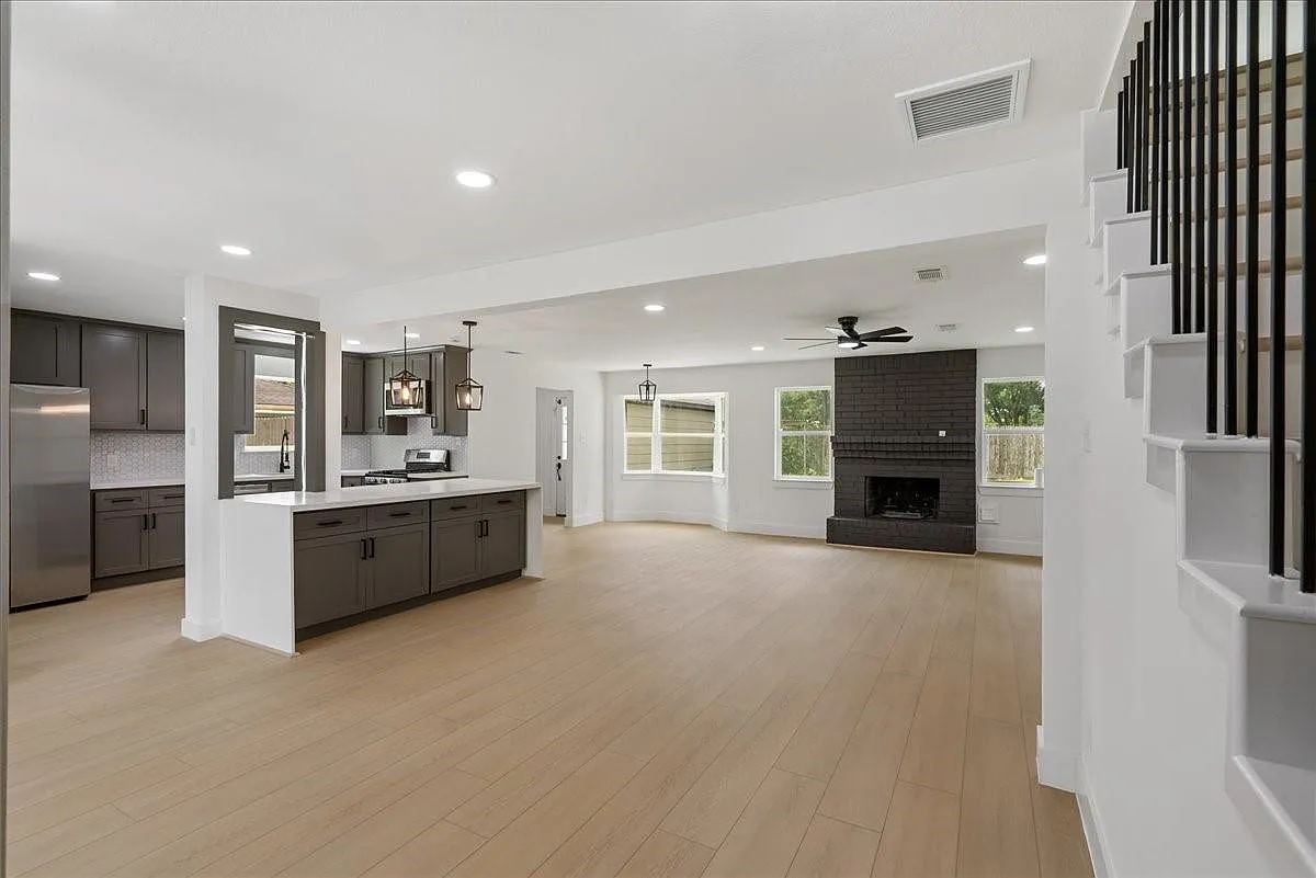 4 bed, 2.5 bath, 2237 sqft, $2,500 — Photo 3