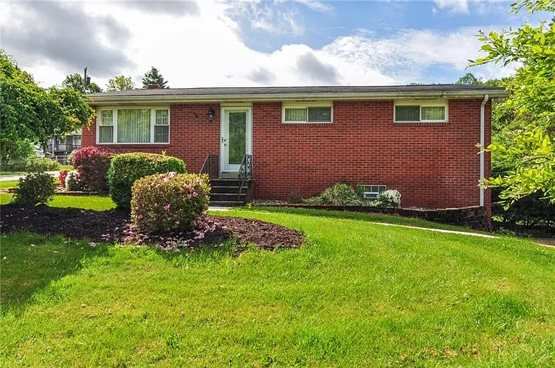 207 Lakeview Dr photo 1