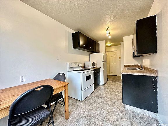 5th image of 14 Anderson Cres #1