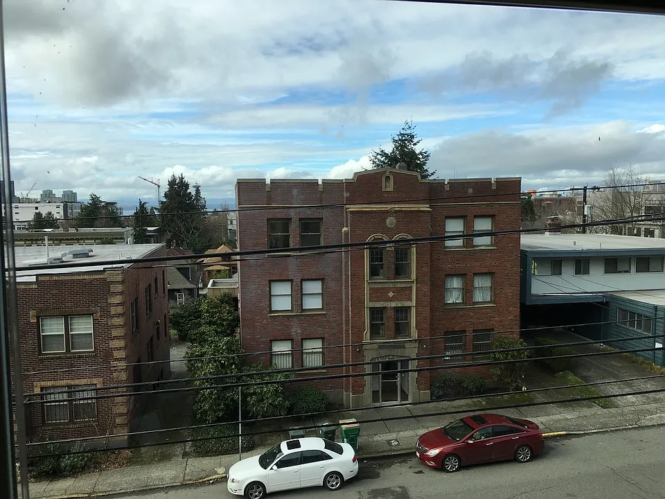 310 12th Ave E