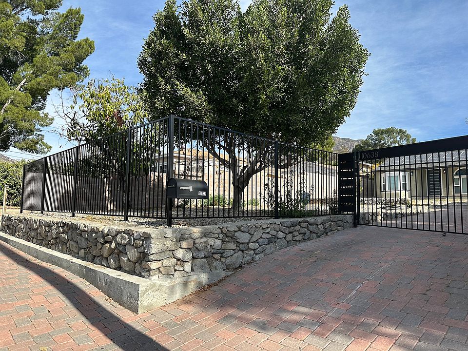fully gated yard with automatic gate