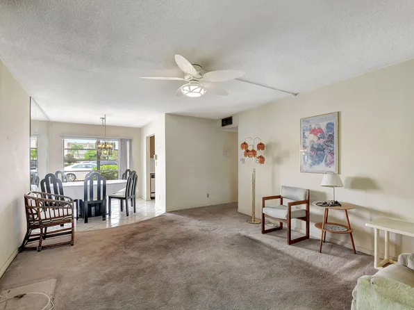 4 Golfs Edge B, West Palm Beach, FL 33417