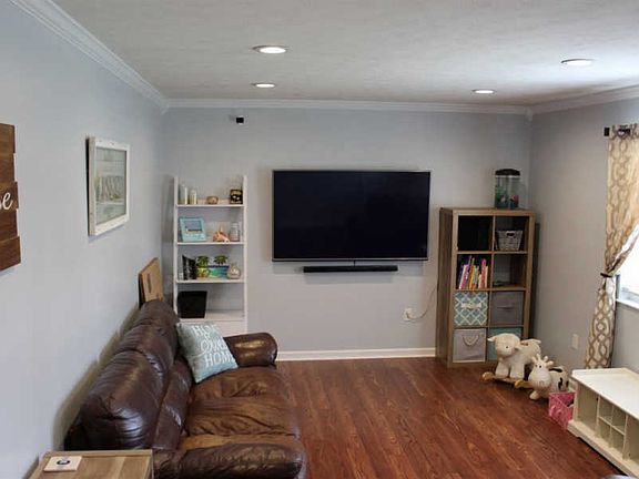 3rd image of 115 Vincent Blvd