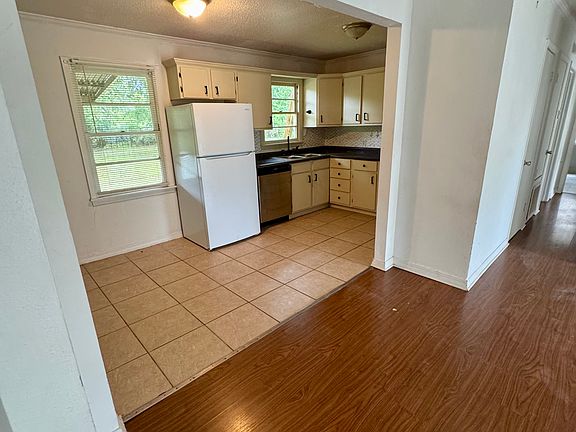4th image of 1805 Leslie St